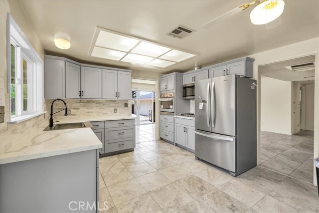8082 Grand Avenue, Yucca Valley CA: https://media.crmls.org/medias/fb3c5a2c-ca0f-4845-8518-e648654cd1d2.jpg