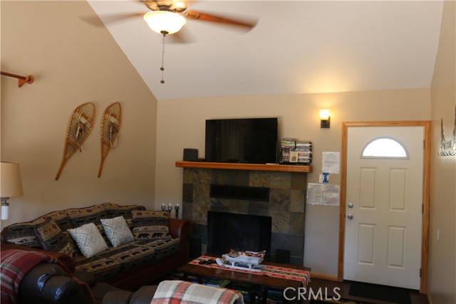 Detail Gallery Image 3 of 30 For 39039 Bayview Ln, Big Bear Lake,  CA 92315 - 3 Beds | 2 Baths