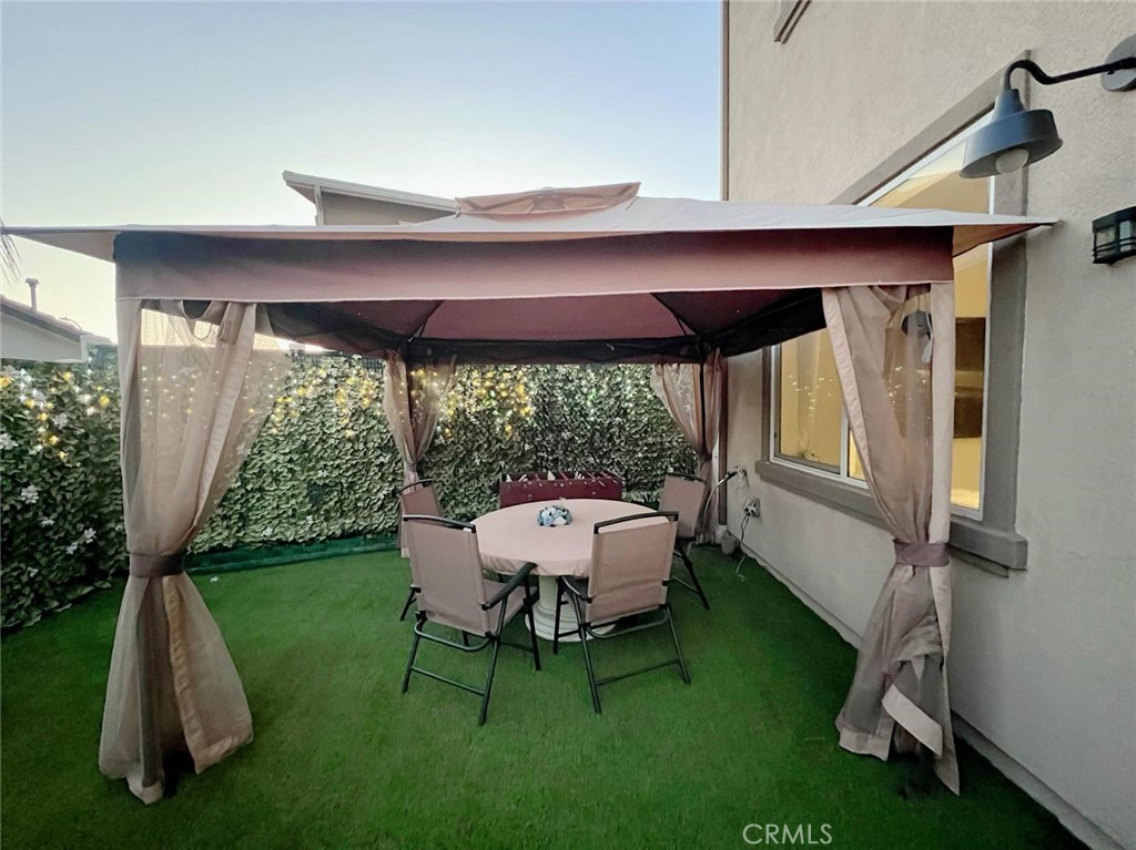 https://media.crmls.org/medias/fb47c6d5-03ec-40c0-85d1-8fd79c4680c5.jpg?preset=X-Large
