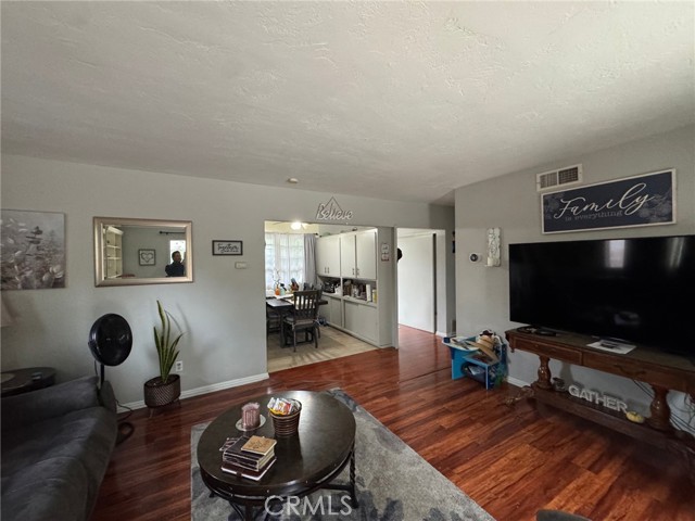 Detail Gallery Image 3 of 12 For 3024 Wendell Way, Riverside,  CA 92507 - 3 Beds | 2 Baths