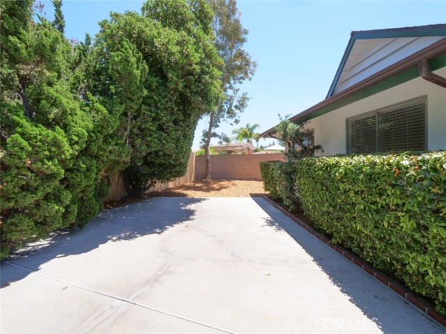 Continuek the tour with more large flat concrete patio at the back of the 4th bedroom and note how private this is.