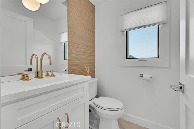 23241 Aetna Street, Woodland Hills CA: https://media.crmls.org/medias/fb4ff7da-e679-441f-87a9-950f987380fb.jpg