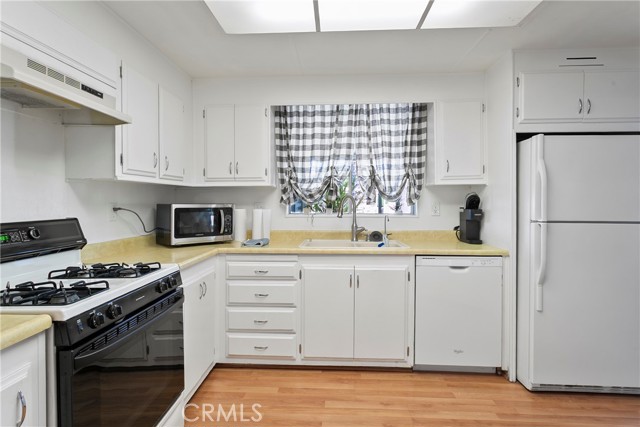 24921 Muirlands Boulevard, Lake Forest CA: https://media.crmls.org/medias/fb50cbbf-61f3-449d-b248-22cc7fca6079.jpg