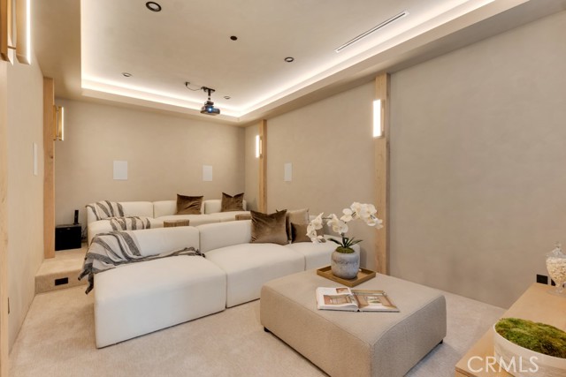 Detail Gallery Image 9 of 62 For 13024 Bloomfield St, Studio City,  CA 91604 - 6 Beds | 6/1 Baths
