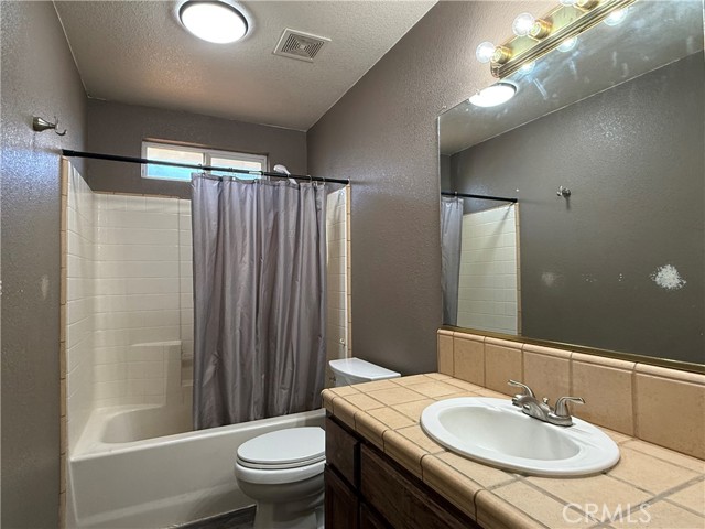 708 Vista Del Rey Drive, Atwater CA: https://media.crmls.org/medias/fb5545ca-58d2-4a86-b350-c93be87ca259.jpg