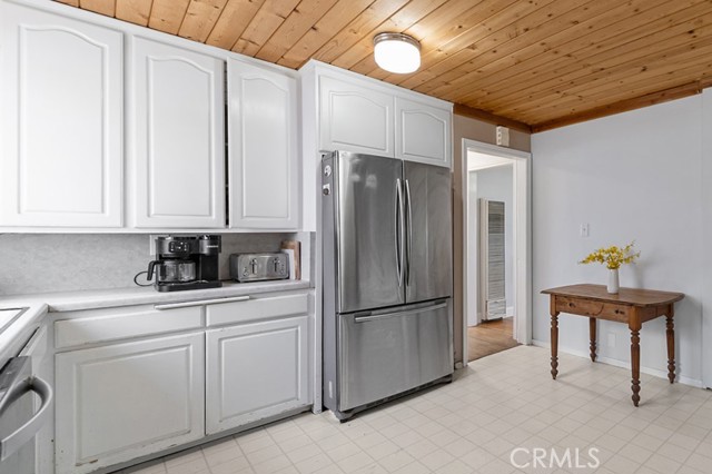 1917 N Britton Drive, Long Beach CA: https://media.crmls.org/medias/fb563823-95bd-4525-919a-c17ca3bd4359.jpg