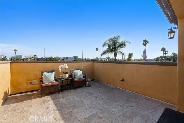 212 Baltimore Avenue, Huntington Beach CA: https://media.crmls.org/medias/fb57304f-c7eb-416a-99e6-b5bd3dad1c70.jpg