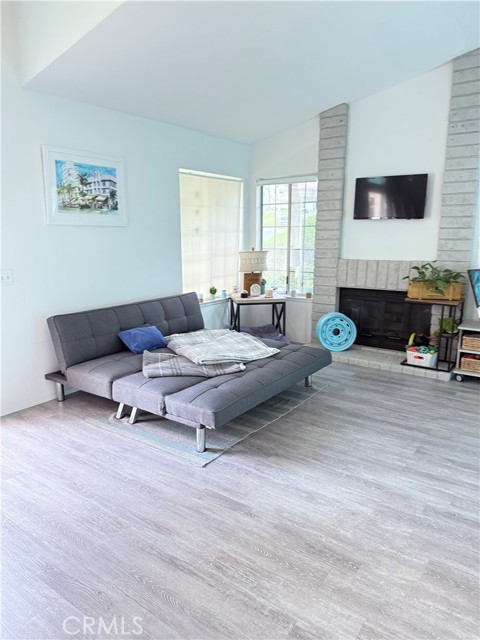 Detail Gallery Image 2 of 11 For 950 Quarterhorse, Oak Park,  CA 91377 - 2 Beds | 2 Baths