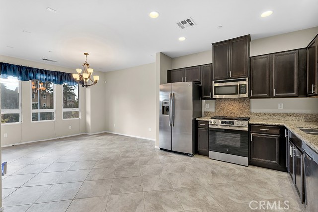 Detail Gallery Image 10 of 38 For 14665 Sherman Way, Van Nuys,  CA 91405 - 3 Beds | 3 Baths