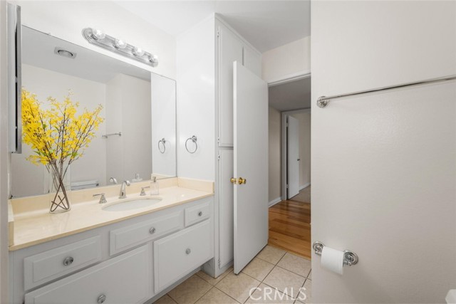 3721 Country Club Drive, Long Beach CA: https://media.crmls.org/medias/fb5c1e95-97b3-42d6-8134-2694064c5f5f.jpg