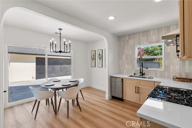 310 S Bel Aire Drive, Burbank CA: https://media.crmls.org/medias/fb5d452c-b70b-4be4-85d8-0ed61d33c12e.jpg