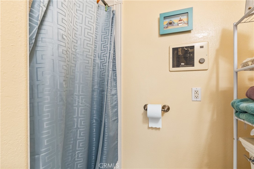https://media.crmls.org/medias/fb5f7726-b1bd-47b5-831a-8ef59bda53d2.jpg?preset=X-Large