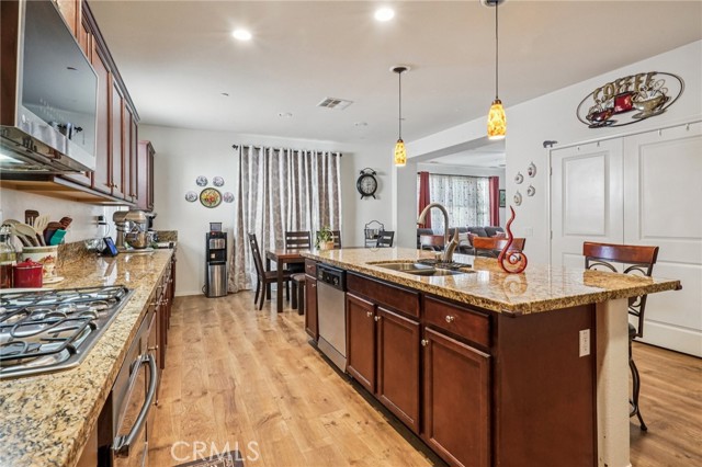 6562 Crescendo Court, Eastvale CA: https://media.crmls.org/medias/fb5ff915-3a7b-4fa9-b7b9-2be34192b593.jpg