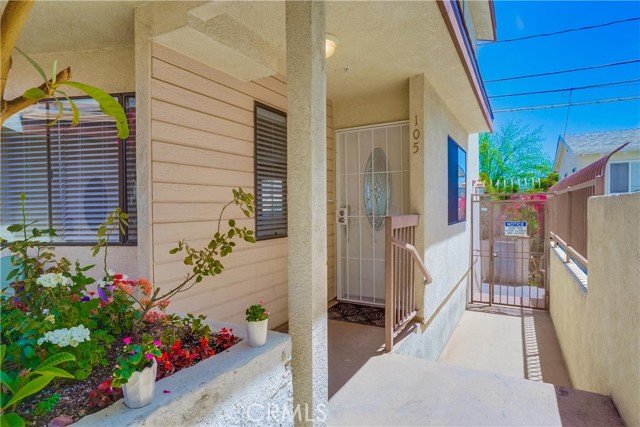 Detail Gallery Image 2 of 43 For 536 E Magnolia Bld #105,  Burbank,  CA 91501 - 3 Beds | 2/1 Baths