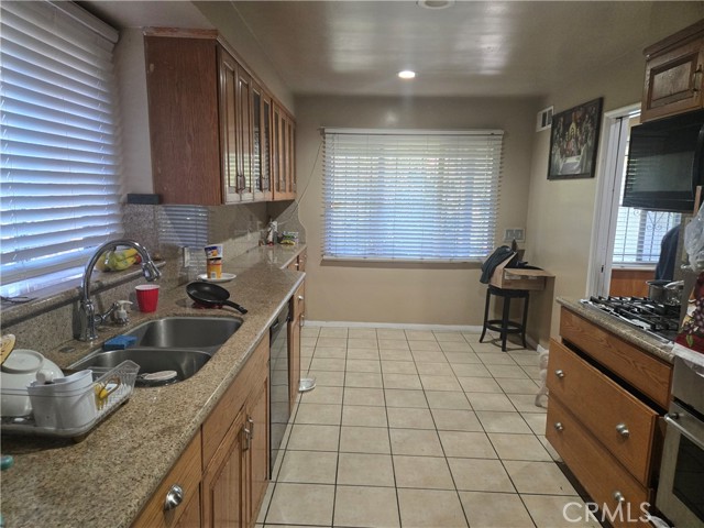7047 3rd Avenue, Los Angeles CA: https://media.crmls.org/medias/fb64e227-3712-47eb-b6b5-f9c306358cef.jpg