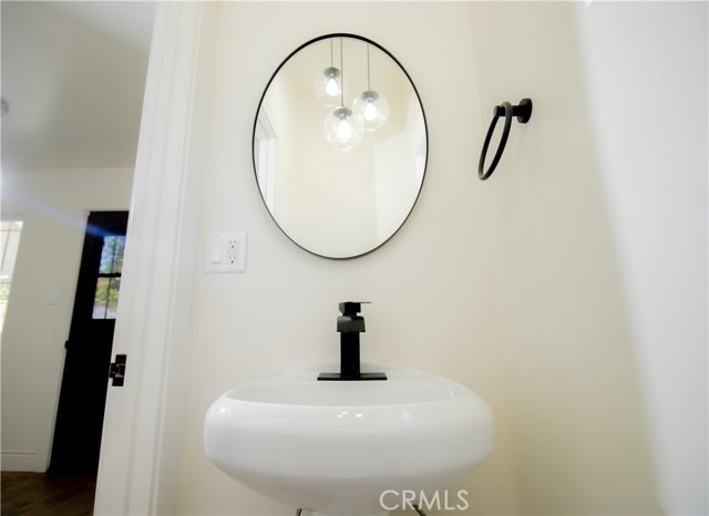 2101 Arlington Avenue, Los Angeles CA: https://media.crmls.org/medias/fb65e538-fcb5-4ea4-a23e-7453bcb0c7a4.jpg