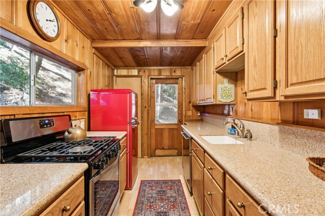 Detail Gallery Image 12 of 52 For 465 Blue Jay Canyon Road, Blue Jay,  CA 92317 - 3 Beds | 2 Baths