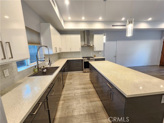 Detail Gallery Image 7 of 29 For 6848 Encino, Encino,  CA 91406 - 3 Beds | 3 Baths