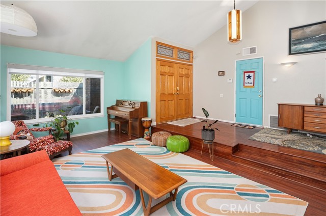 Detail Gallery Image 7 of 40 For 25451 via Macarena, Valencia,  CA 91355 - 5 Beds | 3 Baths