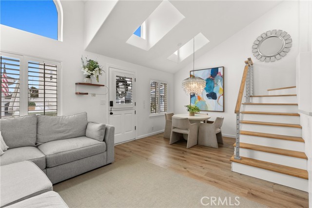 Detail Gallery Image 5 of 34 For 11 Bolivar St, Newport Beach,  CA 92663 - 2 Beds | 2 Baths