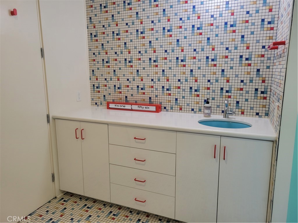 https://media.crmls.org/medias/fb6c701e-1629-4946-bffa-ba1ef7905a07.jpg?preset=X-Large