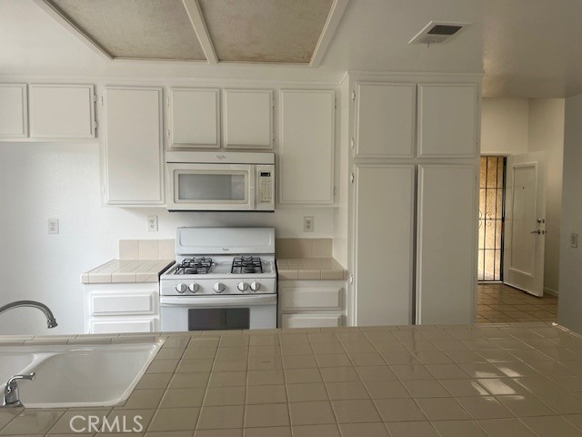 Detail Gallery Image 8 of 25 For 37713 Medea Ct, Palmdale,  CA 93550 - 3 Beds | 2 Baths
