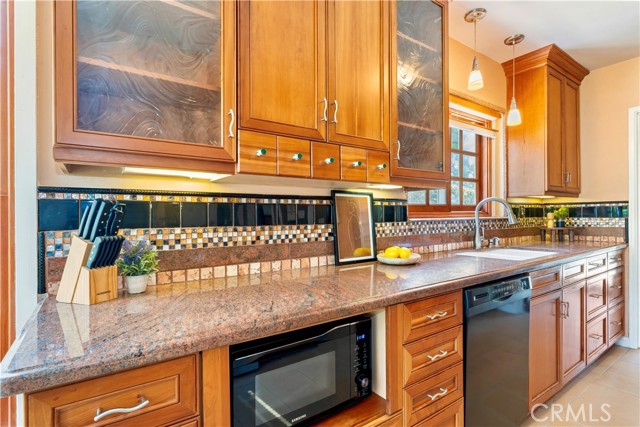 2042 E Crary Street, Pasadena CA: https://media.crmls.org/medias/fb6fefbf-0a7b-472f-9406-f96213df09d8.jpg