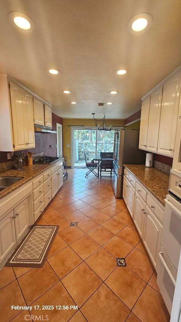 1319 W 25th Street, Upland CA: https://media.crmls.org/medias/fb70566a-0f14-40de-96f2-cd1750c41e34.jpg