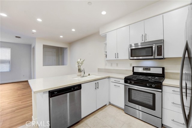 Detail Gallery Image 7 of 25 For 281 N Mar Vista Ave #23,  Pasadena,  CA 91106 - 3 Beds | 2/1 Baths