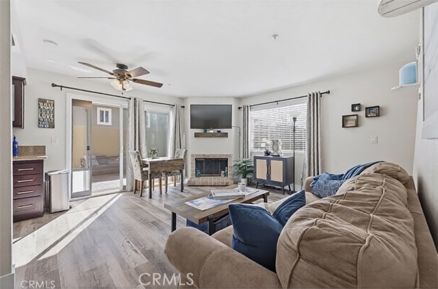 Detail Gallery Image 8 of 41 For 17601 Newland #H,  Huntington Beach,  CA 92647 - 3 Beds | 2/1 Baths