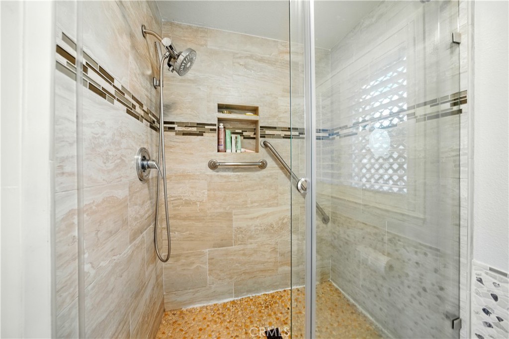 https://media.crmls.org/medias/fb85cd60-27cb-4746-9852-c04f96b11581.jpg?preset=X-Large