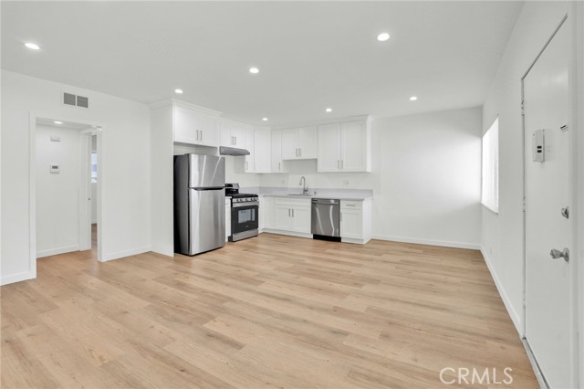 Detail Gallery Image 2 of 14 For 13018 Valleyheart Dr #4,  Studio City,  CA 91604 - 1 Beds | 1 Baths