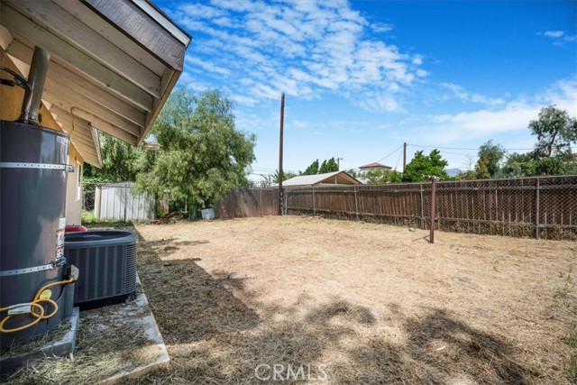14928 Yucca Avenue, Fontana CA: https://media.crmls.org/medias/fb869f58-aa0c-49c9-a069-1e051ebed01c.jpg