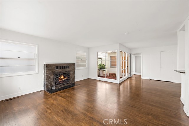 413 Dahlia Avenue, Corona del Mar CA: https://media.crmls.org/medias/fb86f703-156c-4307-b93f-09ece2ccab83.jpg