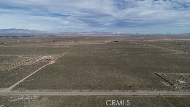 3 W H Avenue, Lancaster CA: https://media.crmls.org/medias/fb8774c1-31c2-4dd6-bd17-4f18540e35cc.jpg