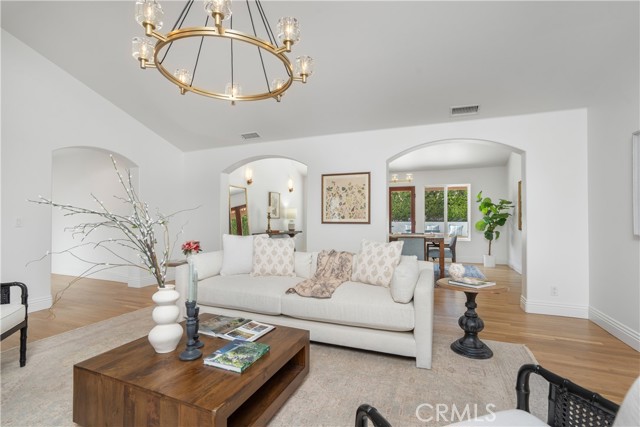 1247 Journeys End Drive, La Canada Flintridge CA: https://media.crmls.org/medias/fb8a970b-dde3-47ee-b6f4-702f8ec88328.jpg