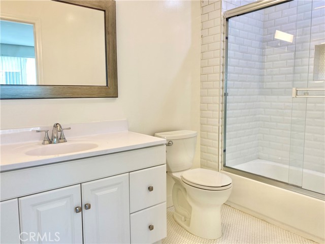 Detail Gallery Image 19 of 39 For 7327 Kester Ave #6,  Van Nuys,  CA 91405 - 4 Beds | 3/1 Baths