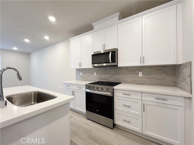 Detail Gallery Image 5 of 20 For 223 Aurora Ln, Pomona,  CA 91767 - 3 Beds | 3 Baths