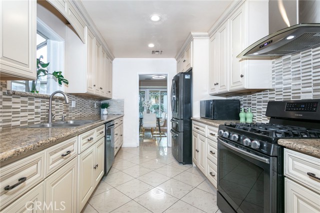420 Canyon Drive, Glendale CA: https://media.crmls.org/medias/fb8ed7f7-2aa3-4c66-b172-278c0f7bd80d.jpg