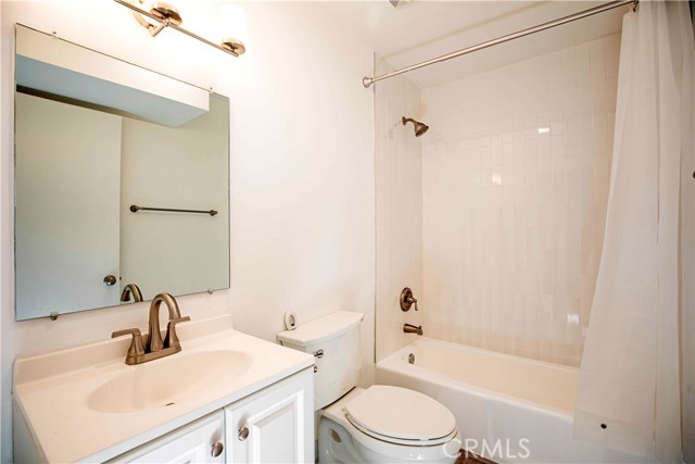 Detail Gallery Image 10 of 13 For 122 El Porto, Manhattan Beach,  CA 90266 - 1 Beds | 1 Baths