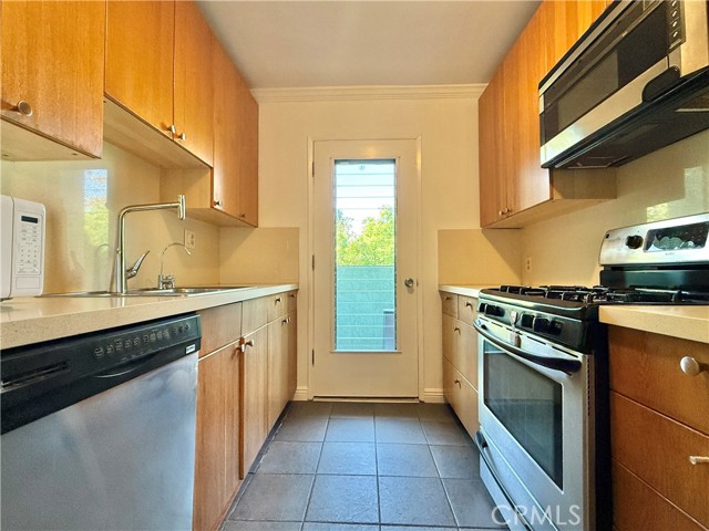 Detail Gallery Image 9 of 28 For 1317 12th St #8,  Santa Monica,  CA 90401 - 3 Beds | 2 Baths