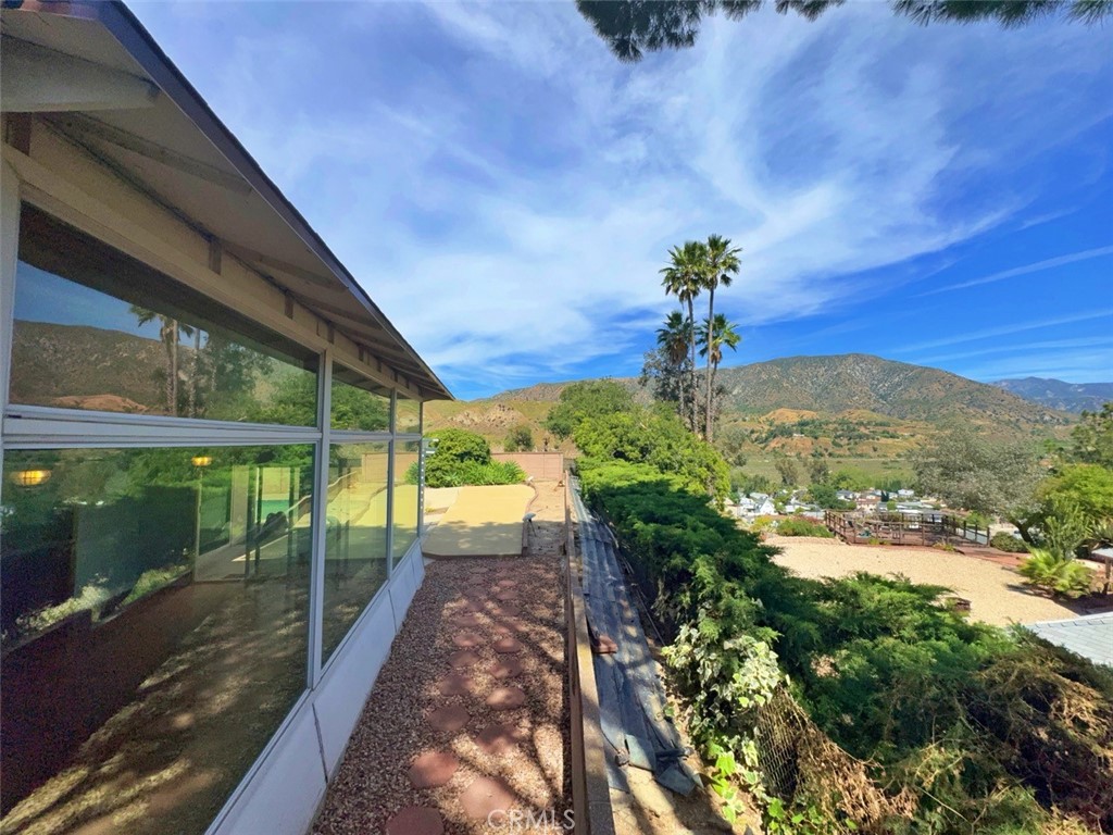 https://media.crmls.org/medias/fb90d9cb-84e4-411f-9a57-1f517f955508.jpg?preset=X-Large