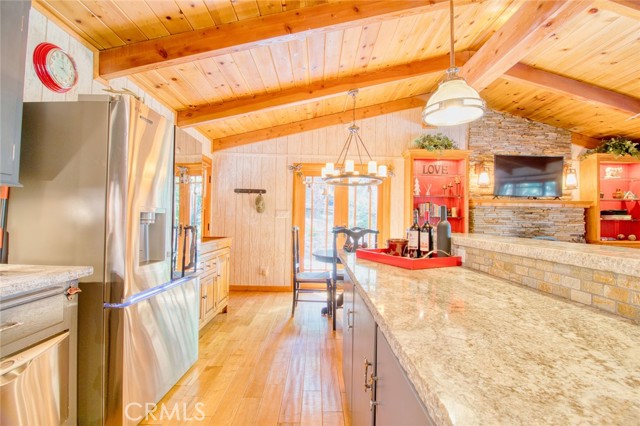 5475 Acorn Trail, Wrightwood CA: https://media.crmls.org/medias/fb941b43-1e17-4c33-afea-9b6a91bea806.jpg