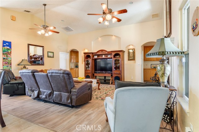 Detail Gallery Image 8 of 55 For 23465 Cherokee Rd, Apple Valley,  CA 92307 - 5 Beds | 3/1 Baths