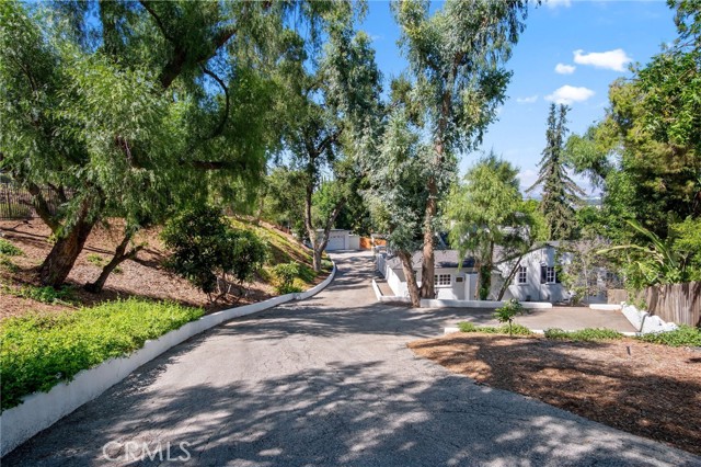 Detail Gallery Image 8 of 27 For 4800 Brewster Dr, Tarzana,  CA 91356 - 4 Beds | 4 Baths