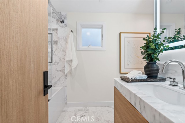 105 A Surfside Avenue, Surfside CA: https://media.crmls.org/medias/fb9fd1a3-abd5-47b9-afd8-0c9e10282a11.jpg