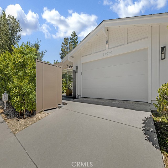23020 Wrencrest Drive, Calabasas CA: https://media.crmls.org/medias/fbad9058-c12a-44cb-944a-3a246a1773cf.jpg