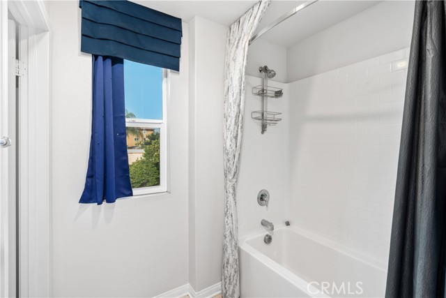 Detail Gallery Image 12 of 28 For 1417 Turin Ln, Los Angeles,  CA 90047 - 3 Beds | 2/1 Baths