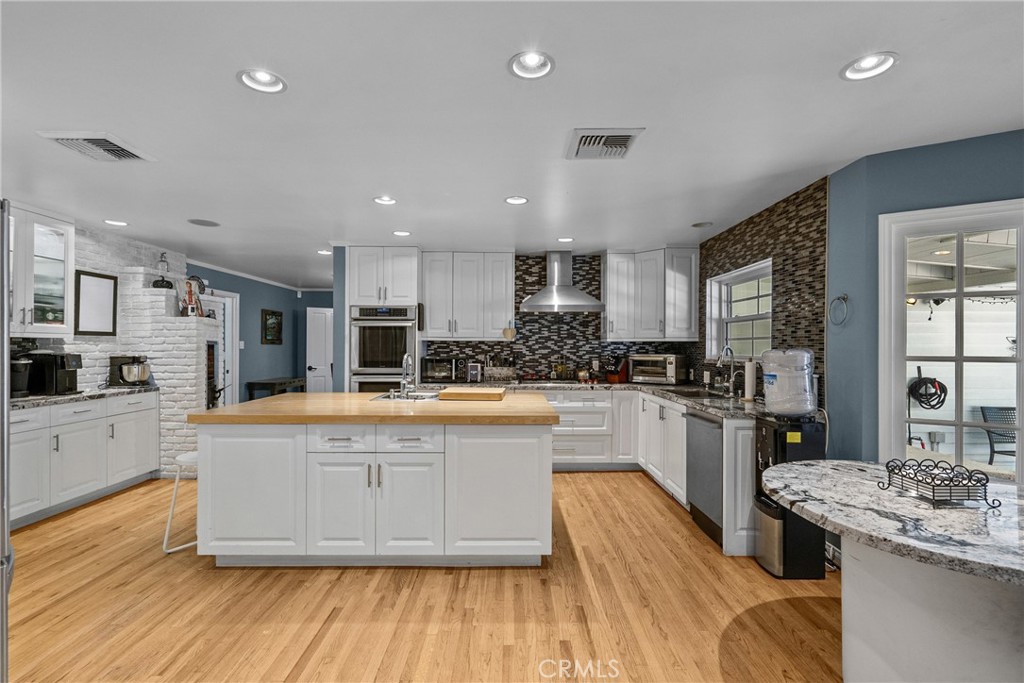 https://media.crmls.org/medias/fbb4daf1-4174-4a2e-8d24-539a2811e063.jpg?preset=X-Large