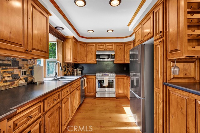 915 Trinity, Lake Arrowhead, CA 92352